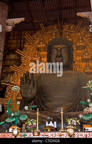 Il grande Buddha Vairocana (Daibutsu) nella sala principale di Daibutsu, il più grande del mondo di edificio di legno, a Nara, Giappone. Foto Stock