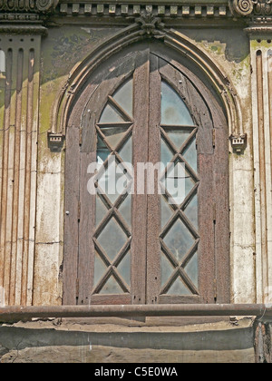 Decorate finestra ad arco di una casa molto vecchia di Pune, Maharashtra, India Foto Stock