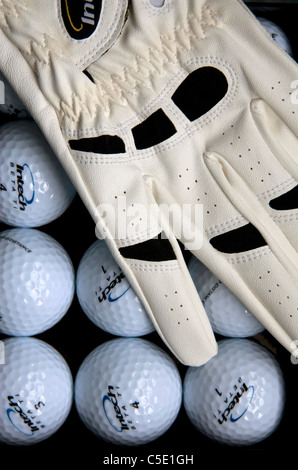 Uno sfondo lucido nuove palline da golf, ordinatamente disposte in righe, effettuare una opportuna cornice per un golfista il guanto. Foto Stock