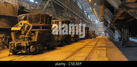 Shop in carburo di silicio metallurgico complesso industriale con mestoli su una piattaforma ferroviaria Foto Stock