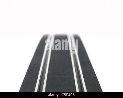 Un slot car racing via isolata su uno sfondo bianco Foto Stock