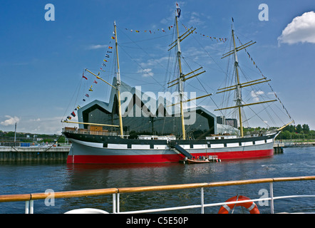 Il Clyde Maritime Trust di proprietà Tall Ship Glenlee ormeggiata presso il recentemente costruito Riverside Museum sul fiume Clyde a Glasgow Foto Stock