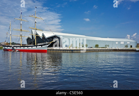 Il Clyde Maritime Trust di proprietà Tall Ship Glenlee ormeggiata presso il recentemente costruito Riverside Museum sul fiume Clyde a Glasgow Foto Stock