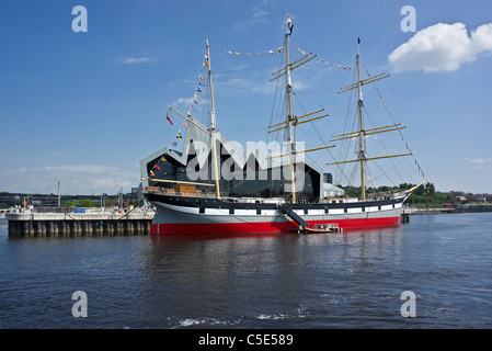 Il Clyde Maritime Trust di proprietà Tall Ship Glenlee ormeggiata presso il recentemente costruito Riverside Museum sul fiume Clyde a Glasgow Foto Stock