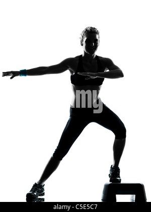 Una donna esercizio di allenamento fitness esercizio aerobico postura su studio isolato sfondo bianco Foto Stock