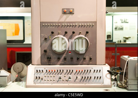 Controlli di un 1959 Ferranti Pegasus computer presso il Science Museum di Londra, Regno Unito Foto Stock