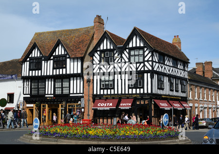 Costa Coffee nella storica proprietà con cornice in legno o in bianco e nero Edificio all'angolo dell'High Street Stratford-upon-Avon Warwickshire England Foto Stock