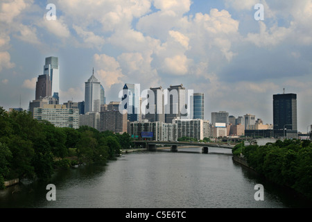 Philadelphia skyline della città sopra il fiume Schuylkill Foto Stock