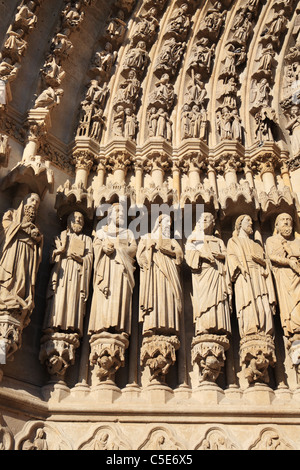 La statuaria religiosa intorno alla facciata ovest entrata a Amiens la cattedrale di Notre Dame, Piccardia, Francia Foto Stock