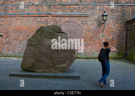 Jelling pietra, una copia di Harald Bluetooth, pietra da Jelling, Danimarca, presentato all'Università di Utrecht nel 1936. Foto Stock