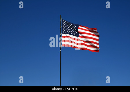 Noi battenti bandiera con un cielo blu di sfondo e spazio di copia Foto Stock