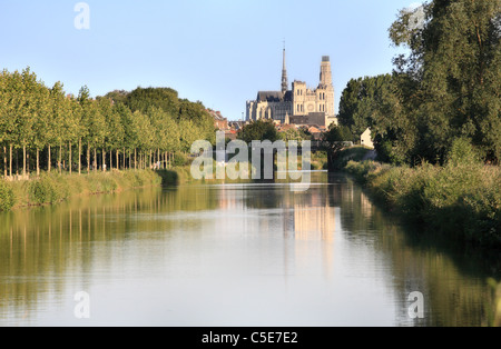 La cattedrale di Amiens vede riflessa in un canale, Amiens, Piccardia, Francia Foto Stock