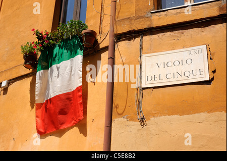 Italia, Roma, Trastevere, finestra, bandiera italiana Foto Stock