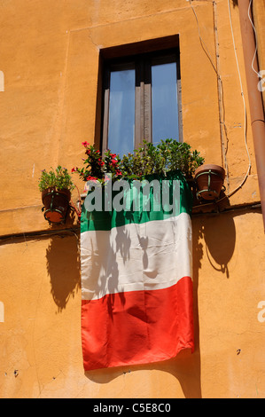 Italia, Roma, finestra, bandiera italiana Foto Stock