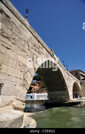 Italia, Roma, fiume Tevere, Ponte Cestio, antico ponte romano Foto Stock