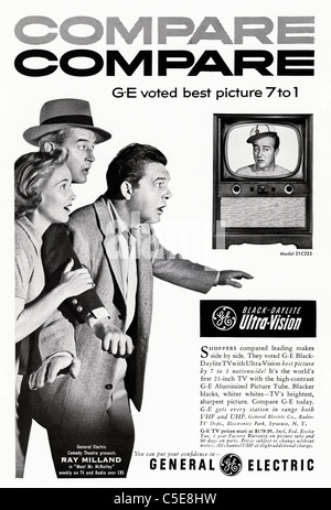 Originale degli anni cinquanta un annuncio nella rivista americana pubblicità GENERAL ELECTRIC Black & White televisore con celebrità Ray Milland Foto Stock