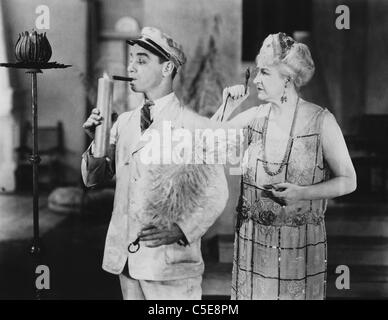 Sigaro di illuminazione con una candela Foto Stock