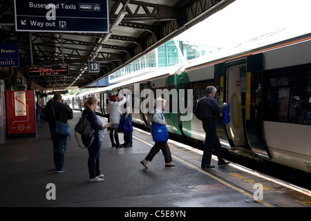 Clapham Junction station platform Foto Stock