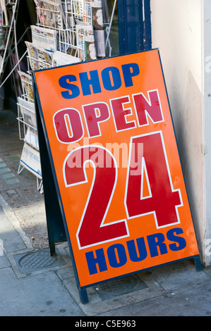 Negozio aperto 24 ore a sandwich sulla scheda street, Regno Unito Foto Stock