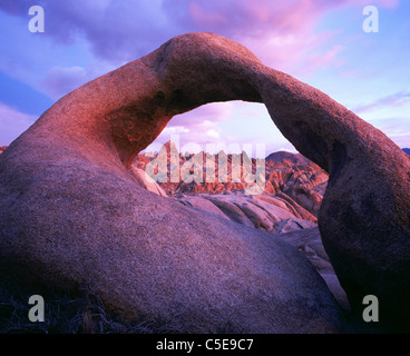 Arco di granito alla luce del mattino presto. Alabama Hills vicino a Lone Pine, Owens Valley, Inyo County, California, USA. Foto Stock