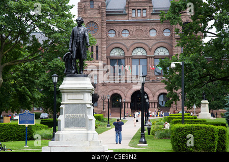 Statua di sir John Alexander macdonald primo Primo ministro del Canada in queens park nella parte anteriore del montaggio legislativo di Ontario Foto Stock