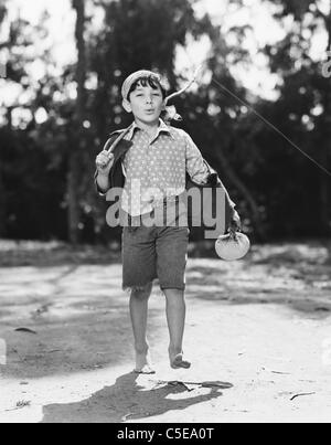 Ragazzo in pantaloni corti sibilo Foto Stock