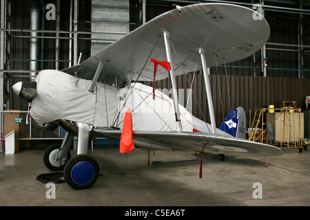 Gloster Aircraft Company Gladiator II N5903 (G-felice) apparentemente dimenticato in uno degli hangar all'IWM Duxford Foto Stock
