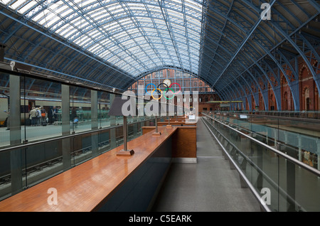 Inghilterra, Londra, St Pancras stazione ferroviaria su Euston Road, champagne bar e il concourse. Foto Stock