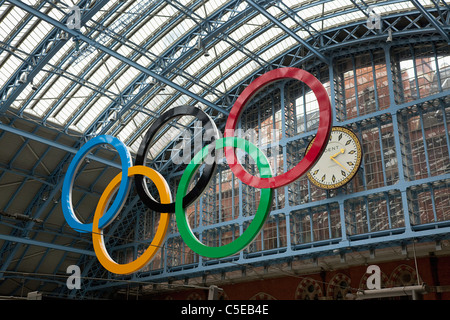 Inghilterra, Londra, St Pancras stazione ferroviaria su Euston Road, segno Olimpico nel terminale. Foto Stock