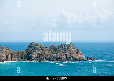 Logan Rock, Porthcurno, Cornwall - Vista dal percorso di SWC ( SW Coast / sentiero costiero ). Regno Unito. Foto Stock