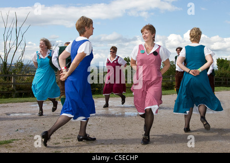 Shrewsbury lasses; ballerini Morris femminili, costumi e persone, abbigliamento, danza femminile, celebrazione, evento, all'aperto, ballerini di strada, musica, ballerino, spettacolo, musica popolare, storia, maschi, ballerini morris, multicolore, Festival di musica, musicisti, abbigliamento tradizionale, danza, gruppo di esposizione tradizionale che si esibisce al Tutbury Castle Weekend of Dance Derbyshire, Regno Unito Foto Stock