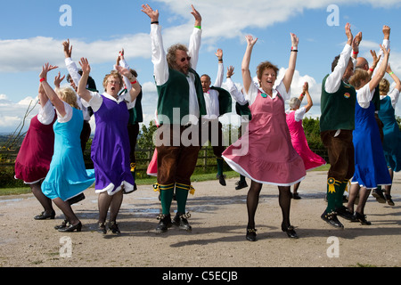 Shrewsbury lasses; ballerini Morris femminili, costumi e persone, abbigliamento, danza femminile, celebrazione, evento, all'aperto, ballerini di strada, musica, ballerino, spettacolo, musica popolare, storia, maschi, ballerini morris, multicolore, Festival di musica, musicisti, abbigliamento tradizionale, danza, gruppo di esposizione tradizionale che si esibisce al Tutbury Castle Weekend of Dance Derbyshire, Regno Unito Foto Stock