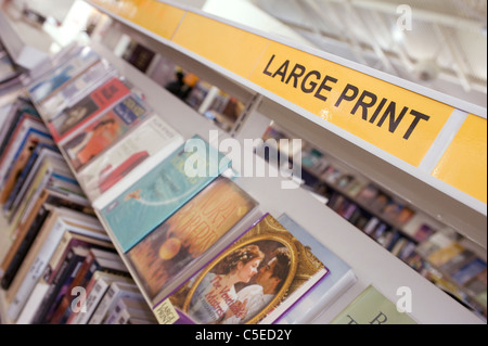 Stampare grandi libri disponibili per il prestito da una libreria in Inghilterra. Foto Stock