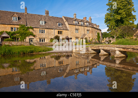 Villaggio di Cotswolds di Lower Slaughter con caratteristici cottage Cotswolds Lower Slaughter i massacri il Gloucestershire Inghilterra UK GB Europa Foto Stock