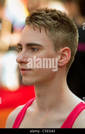 Ritratto di giovane uomo gay Foto Stock