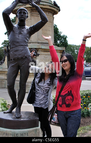 Giovani femmine turisti cinesi, Stratford-upon-Avon, Regno Unito Foto Stock