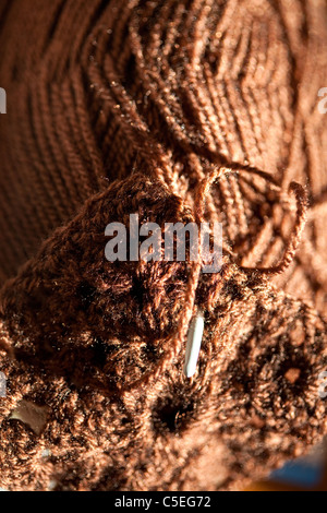 Looping crochet lavoro fatto con la lana e ago con piccolo gancio Foto Stock