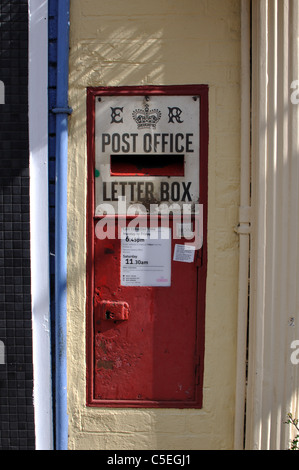 Montato a parete Edward VII post box, Smith Street, Warwick, Regno Unito Foto Stock