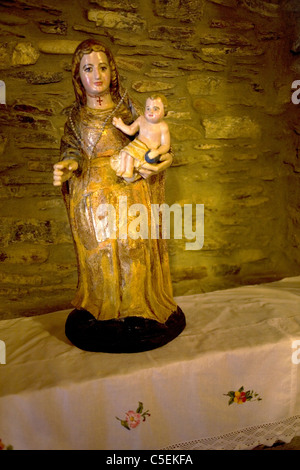 Una Vergine Maria tenendo un bambino Gesù scultura in una cappella in Portela De Valcarce, modo francese di San Giacomo, Galizia, Spagna. Foto Stock