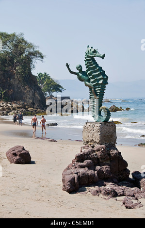 Famoso punto di riferimento locale cavalluccio statua su Los Muertos Beach in Puerto Vallarta con gente che cammina in background. Foto Stock