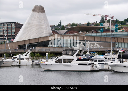Conica di architettura esterna del Museo del Vetro di Tacoma, Washington da una vicina marina. Foto Stock