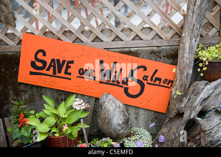 Salvare il nostro salmone selvatico segno su una strada di Cowichan Bay, l'isola di Vancouver, BC Foto Stock