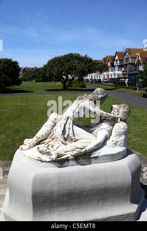 Statua di Edith trovare corpo di Harold nella battaglia di Hastings, West Marina giardini, St Leonards on Sea, East Sussex, Inghilterra Foto Stock