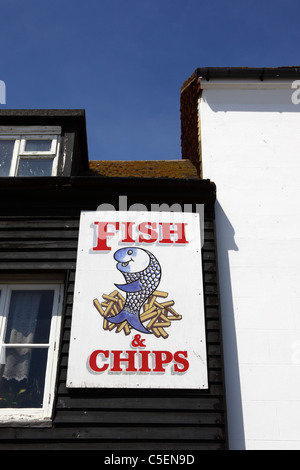 Pesce e Patatine segno sopra shop nella Città Vecchia, Hastings, East Sussex, Inghilterra Foto Stock