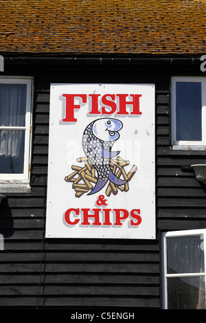Pesce e Patatine segno sopra shop nella Città Vecchia, Hastings, East Sussex, Inghilterra Foto Stock