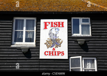 Pesce e Patatine segno sopra shop nella Città Vecchia, Hastings, East Sussex, Inghilterra Foto Stock