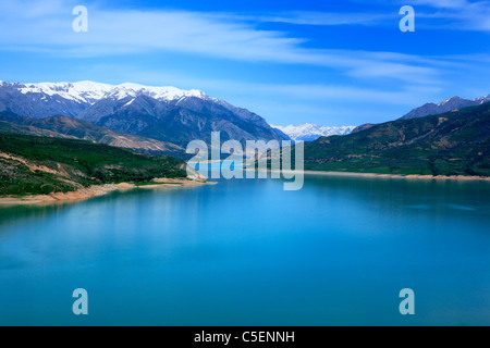 Chorvak serbatoio e le montagne di Tian-Shan (provincia di Tashkent, Uzbekistan Foto Stock