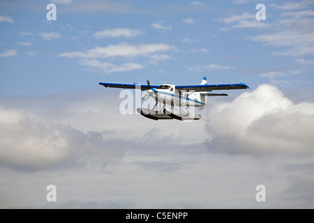 Un de Havilland Canada DHC-3 Otter float plane o aereo vola sopra Puget Sound nello stato di Washington Foto Stock