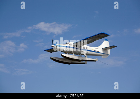 Un de Havilland Canada DHC-3 Otter float plane o aereo vola sopra Puget Sound nello stato di Washington Foto Stock