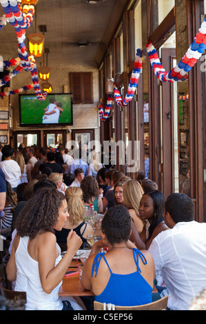 Entusiasti appassionati di calcio allietare come i punteggi di noi un obiettivo in US v Japan game in FIFA femminile di Coppa del Mondo di calcio Foto Stock